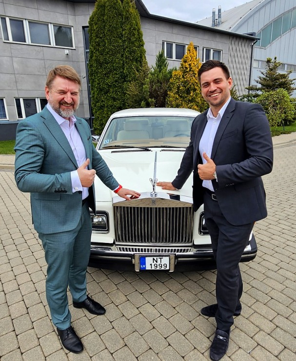Latvijas transfēru kompānija «Ax Group» piedāvā izbraucienus un ceļojumus ar «Rolls-Royce» un šoferi 371090
