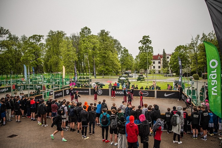 Par spīti lietum Sigulda atklāj vasaras sezonu ar Siguldas svētkiem. Foto: Oskars Briedis, Viktorija Maško, Alex Puskins, Edgars Semanis, Inna Zaharov 371660