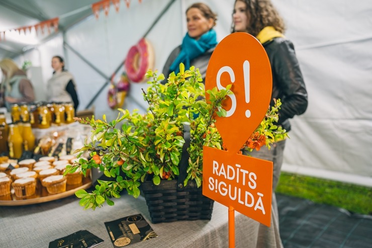 Par spīti lietum Sigulda atklāj vasaras sezonu ar Siguldas svētkiem. Foto: Oskars Briedis, Viktorija Maško, Alex Puskins, Edgars Semanis, Inna Zaharov 371664