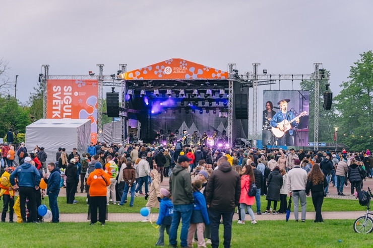 Par spīti lietum Sigulda atklāj vasaras sezonu ar Siguldas svētkiem. Foto: Oskars Briedis, Viktorija Maško, Alex Puskins, Edgars Semanis, Inna Zaharov 371668