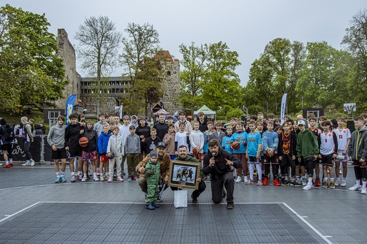 Par spīti lietum Sigulda atklāj vasaras sezonu ar Siguldas svētkiem. Foto: Oskars Briedis, Viktorija Maško, Alex Puskins, Edgars Semanis, Inna Zaharov 371652