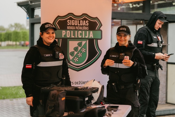 Par spīti lietum Sigulda atklāj vasaras sezonu ar Siguldas svētkiem. Foto: Oskars Briedis, Viktorija Maško, Alex Puskins, Edgars Semanis, Inna Zaharov 371671