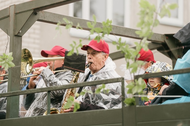 Par spīti lietum Sigulda atklāj vasaras sezonu ar Siguldas svētkiem. Foto: Oskars Briedis, Viktorija Maško, Alex Puskins, Edgars Semanis, Inna Zaharov 371655