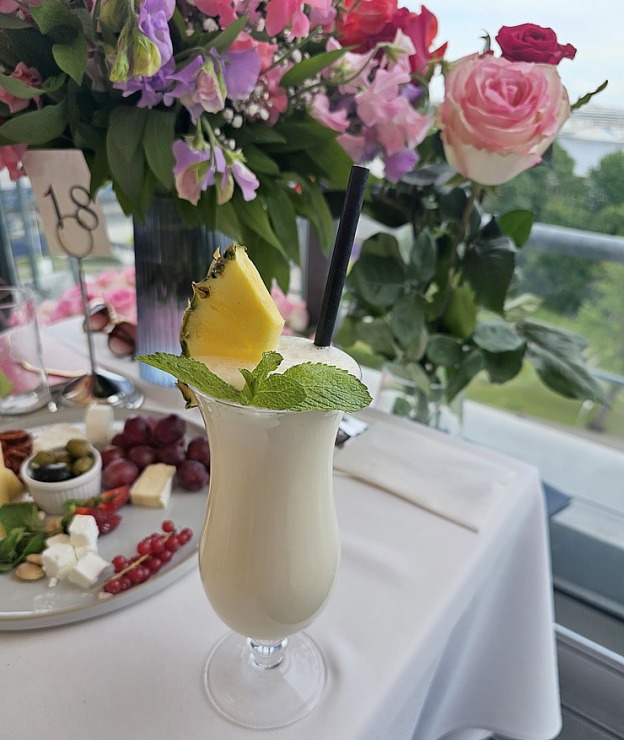Pārdaugavas viesnīca «Riga Islande Hotel» jumta terase piedāvā burvīgu panorāmas skatu un garšīgu ēdienkarti Pārdaugavas viesnīca «Riga Islande Hotel» jumta terase piedāvā burvīgu panorāmas skatu un garšīgu ēdienkarti 371794