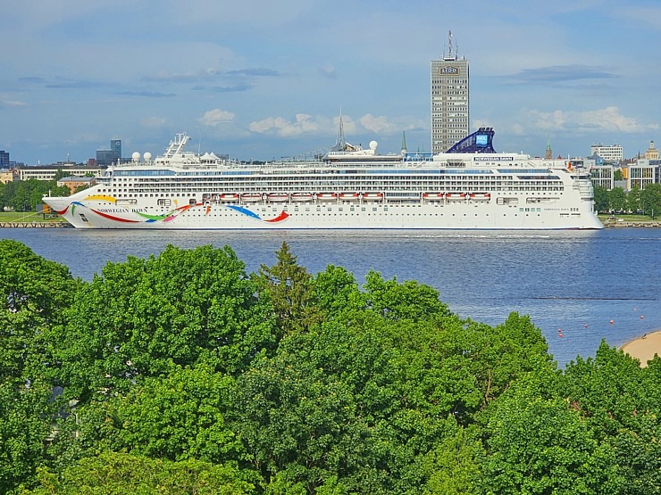 Pārdaugavas viesnīca «Riga Islande Hotel» jumta terase piedāvā burvīgu panorāmas skatu un garšīgu ēdienkarti Pārdaugavas viesnīca «Riga Islande Hotel» jumta terase piedāvā burvīgu panorāmas skatu un garšīgu ēdienkarti 371783