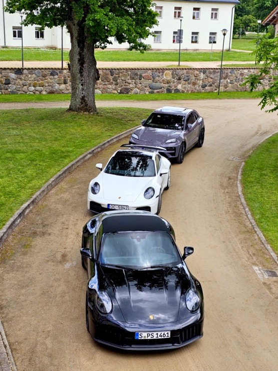 Piedalamies «Porsche Latvija» klientu dienās, lai paceļotu ar dažādiem Porsche 911 un 718 spēkratiem 372520