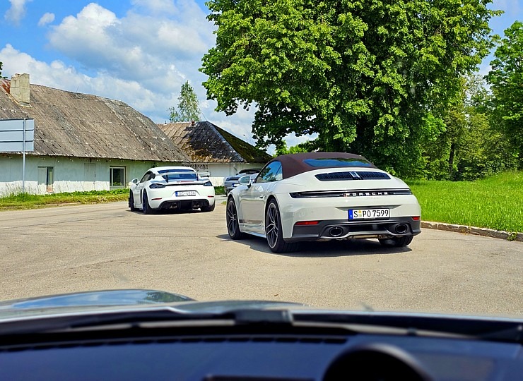 Piedalamies «Porsche Latvija» klientu dienās, lai paceļotu ar dažādiem Porsche 911 un 718 spēkratiem 372533