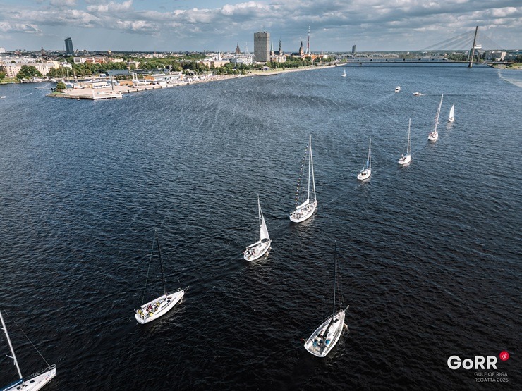 Ar krāšņu parādi Daugavā atklāj GoRR regati 373112