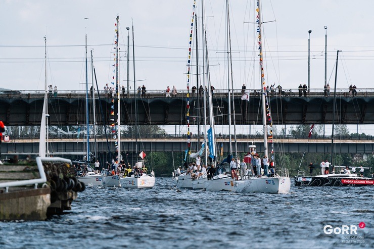 Ar krāšņu parādi Daugavā atklāj GoRR regati 373131