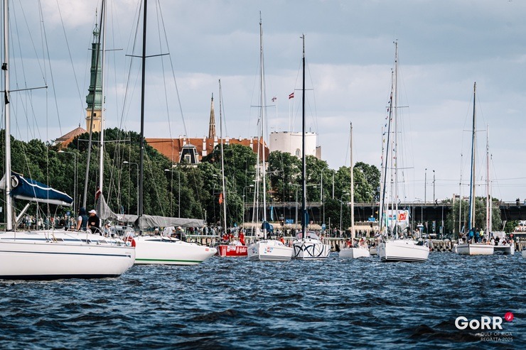 Ar krāšņu parādi Daugavā atklāj GoRR regati 373135