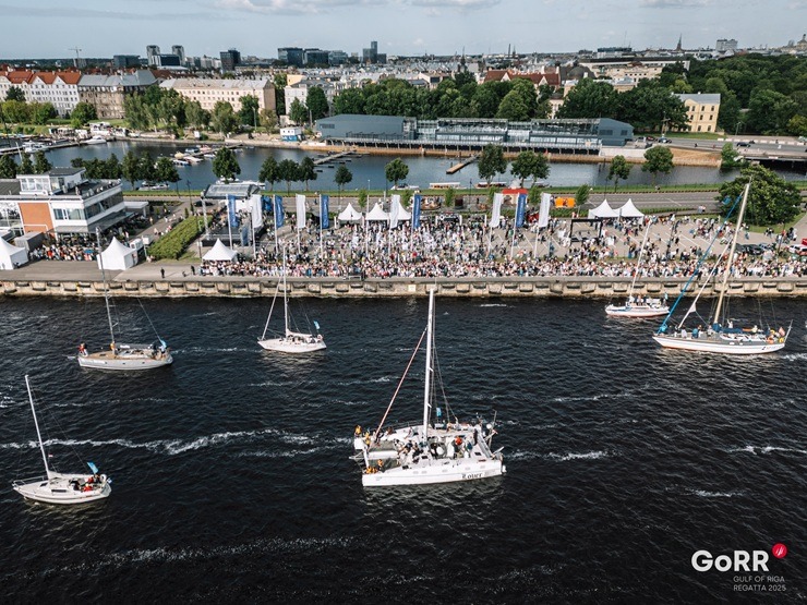 Ar krāšņu parādi Daugavā atklāj GoRR regati 373114