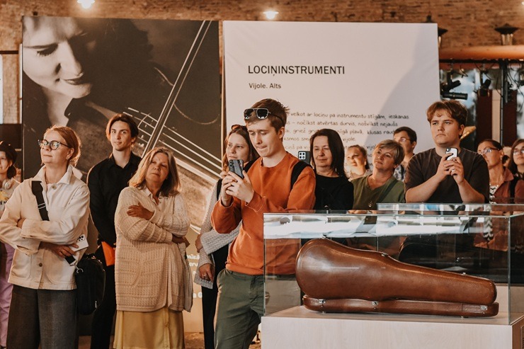 Latvijas dzelzceļa vēstures muzejā apskatāma mūzikas instrumentu kolekcijas izstāde «Pieskāriens» 373151