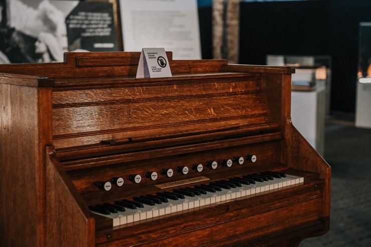 Latvijas dzelzceļa vēstures muzejā apskatāma mūzikas instrumentu kolekcijas izstāde «Pieskāriens» 373140