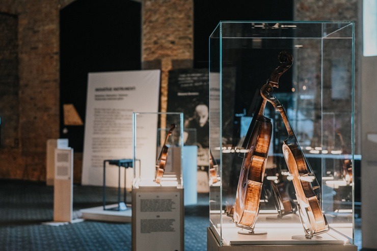 Latvijas dzelzceļa vēstures muzejā apskatāma mūzikas instrumentu kolekcijas izstāde «Pieskāriens» 373141