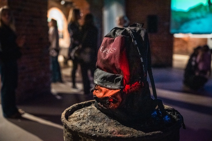 Liepāja: Izstāde «Nenorunāta smilšaina tikšanās II» aicina aplūkot dzīvi Baltijas jūras piekrastē 373763