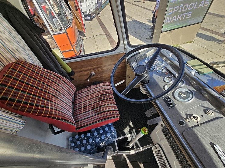 Retro autobusu festivāls - «Lux Express Latvia» atzīmē 30 gadu jubileju pasažieru pārvadājumu jomā Retro autobusu festivāls - «Lux Express Latvia» atzīmē 30 gadu jubileju pasažieru pārvadājumu jomā 375423