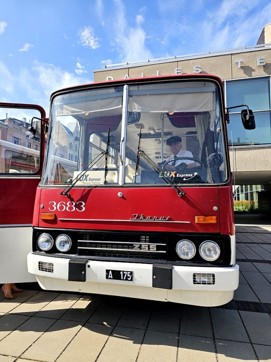 Retro autobusu festivāls - «Lux Express Latvia» atzīmē 30 gadu jubileju pasažieru pārvadājumu jomā Retro autobusu festivāls - «Lux Express Latvia» atzīmē 30 gadu jubileju pasažieru pārvadājumu jomā 375412