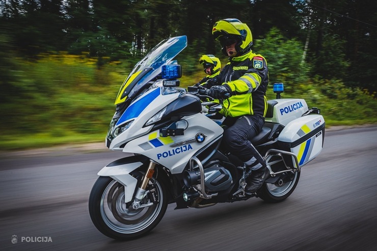 Tiek prezentētas Valsts policijas motoekipāžu jaunas formas. Foto: Artūrs Blomkalns 375747