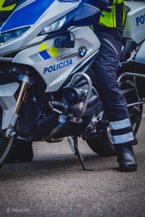 Tiek prezentētas Valsts policijas motoekipāžu jaunas formas. Foto: Artūrs Blomkalns 375759