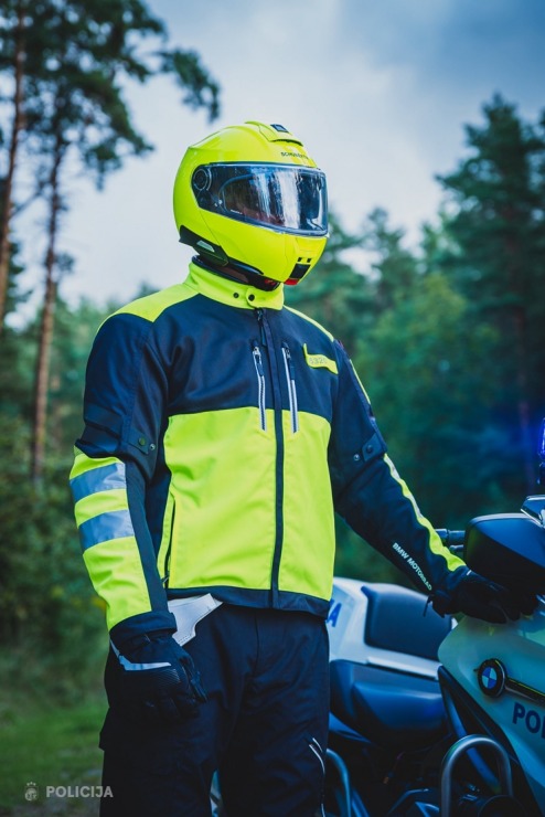 Tiek prezentētas Valsts policijas motoekipāžu jaunas formas. Foto: Artūrs Blomkalns 375760