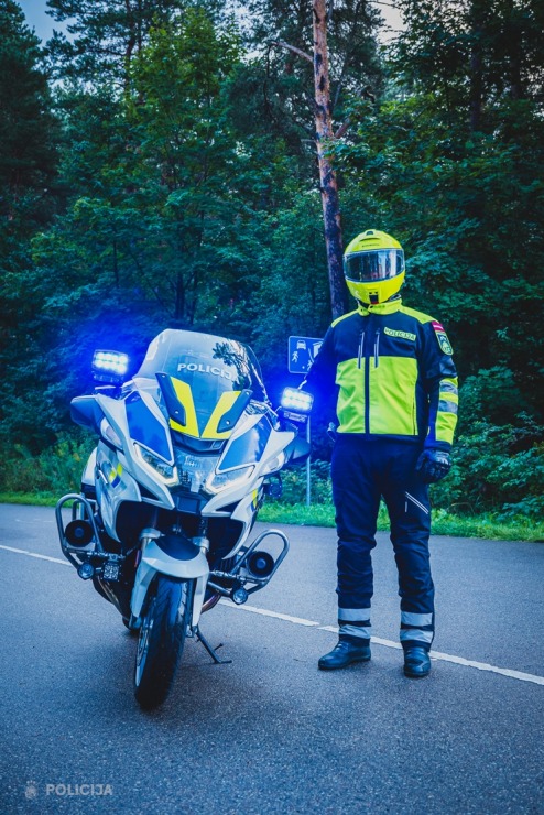 Tiek prezentētas Valsts policijas motoekipāžu jaunas formas. Foto: Artūrs Blomkalns 375761