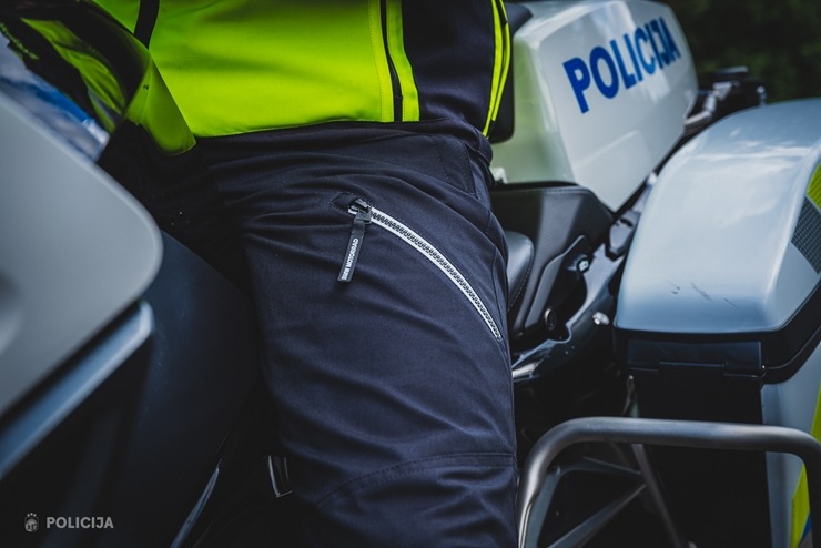 Tiek prezentētas Valsts policijas motoekipāžu jaunas formas. Foto: Artūrs Blomkalns 375764