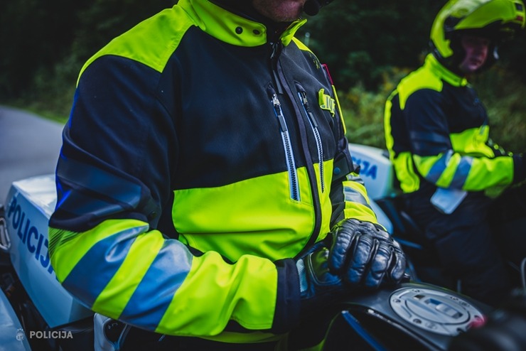 Tiek prezentētas Valsts policijas motoekipāžu jaunas formas. Foto: Artūrs Blomkalns 375765
