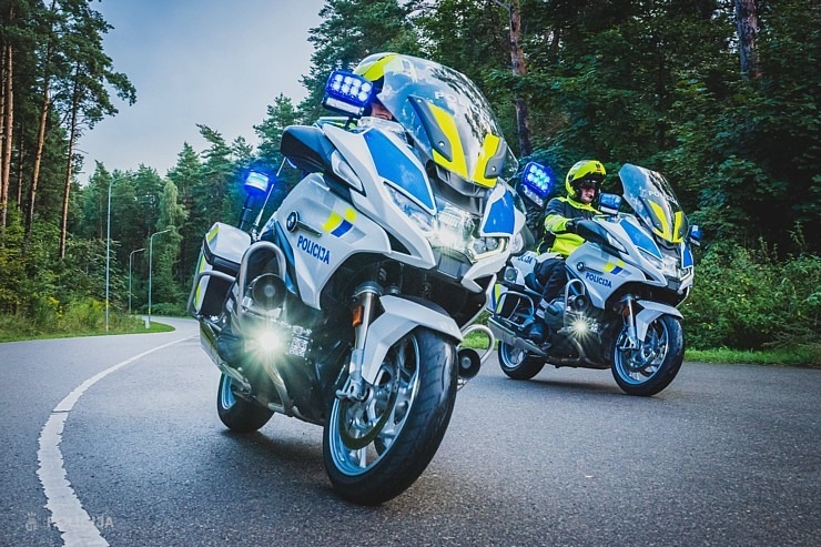 Tiek prezentētas Valsts policijas motoekipāžu jaunas formas. Foto: Artūrs Blomkalns 375748
