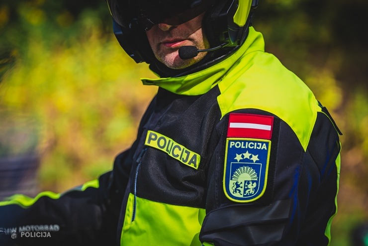 Tiek prezentētas Valsts policijas motoekipāžu jaunas formas. Foto: Artūrs Blomkalns 375766