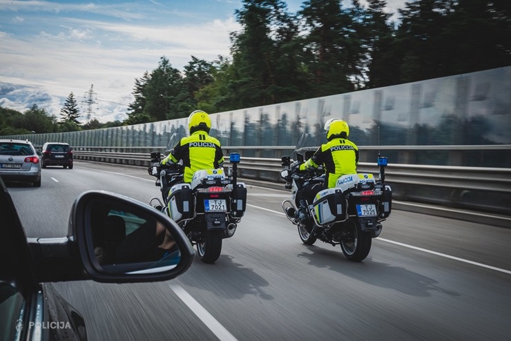 Tiek prezentētas Valsts policijas motoekipāžu jaunas formas. Foto: Artūrs Blomkalns 375749