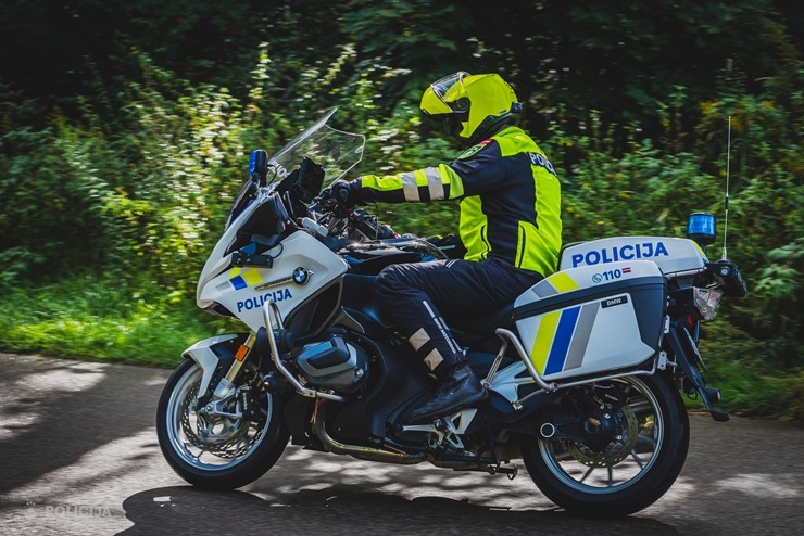 Tiek prezentētas Valsts policijas motoekipāžu jaunas formas. Foto: Artūrs Blomkalns 375753