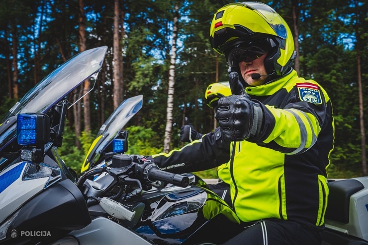 Tiek prezentētas Valsts policijas motoekipāžu jaunas formas. Foto: Artūrs Blomkalns 375755