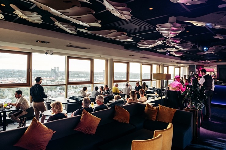 «Skyline Bar Riga» - viens no labākajiem kokteiļu bāriem ar panorāmas skatu pār Rīgu. Foto: skylinebar.lv «Skyline Bar Riga» - viens no labākajiem kokteiļu bāriem ar panorāmas skatu pār Rīgu. Foto: skylinebar.lv 375775