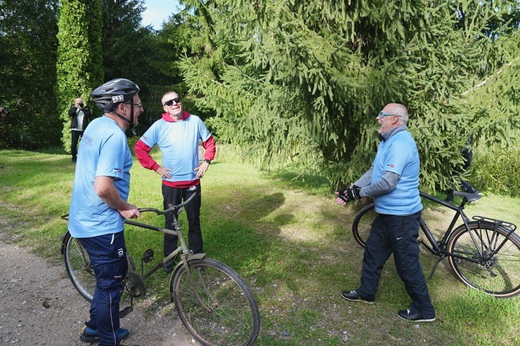 Valsts prezidents Edgars Rinkēvičs un Igaunijas prezidents Alars Kariss dodas kopīgā velobraucienā abpus Latvijas un Igaunijas robežai Valsts prezidents Edgars Rinkēvičs un Igaunijas prezidents Alars Kariss dodas kopīgā velobraucienā abpus Latvijas un Igaunijas robežai 375840