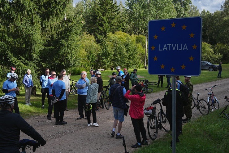 Valsts prezidents Edgars Rinkēvičs un Igaunijas prezidents Alars Kariss dodas kopīgā velobraucienā abpus Latvijas un Igaunijas robežai Valsts prezidents Edgars Rinkēvičs un Igaunijas prezidents Alars Kariss dodas kopīgā velobraucienā abpus Latvijas un Igaunijas robežai 375841