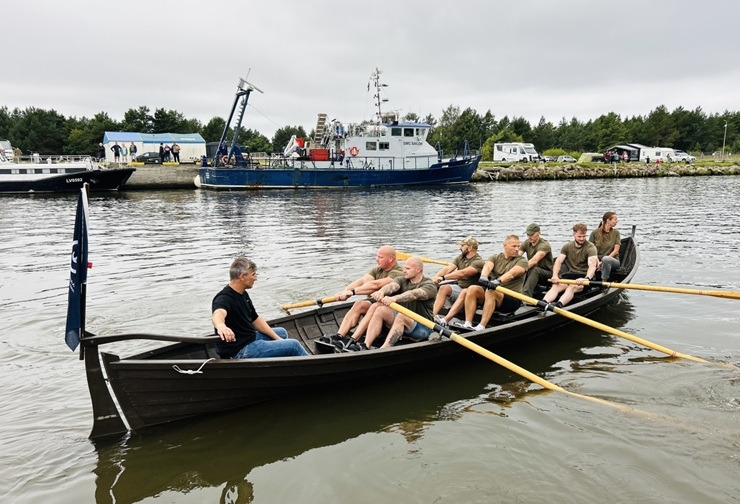Sviedri, smiekli un komandas gars valda jūrasbraucēju liellaivu airēšanas sacensības Pāvilostā 376091