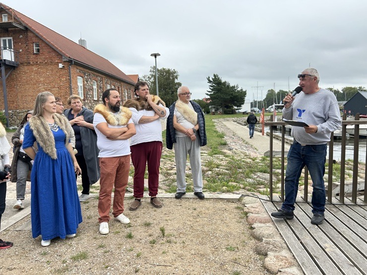 Sviedri, smiekli un komandas gars valda jūrasbraucēju liellaivu airēšanas sacensības Pāvilostā 376082