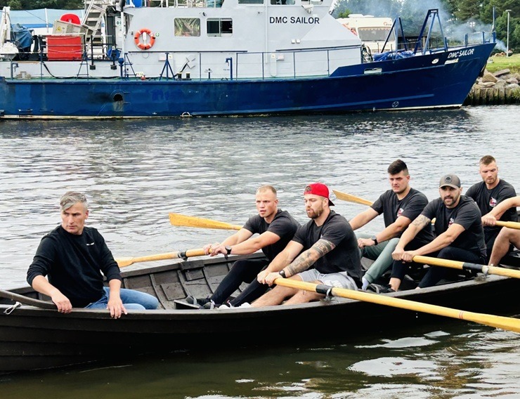 Sviedri, smiekli un komandas gars valda jūrasbraucēju liellaivu airēšanas sacensības Pāvilostā 376085