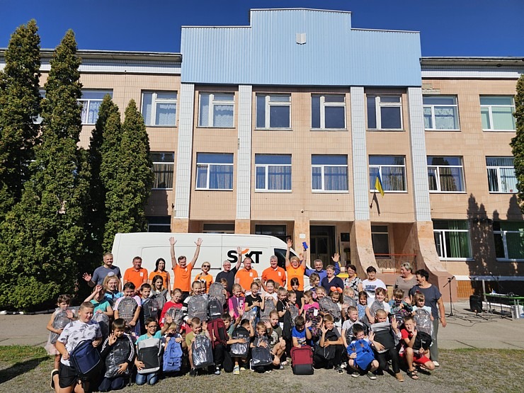 Latvijā saziedotās skolas somas ar auto nomas «SIXT» konvoju nonāk tieši Ukrainas bērnu rokās 376167