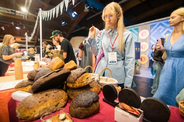 Ķīpsalā norit Baltijas lielākā pārtikas industrijas izstāde «Riga Food 2025», kurai ir jau 30 gadu dzimšanas diena. Foto: Ieva Makare 376382
