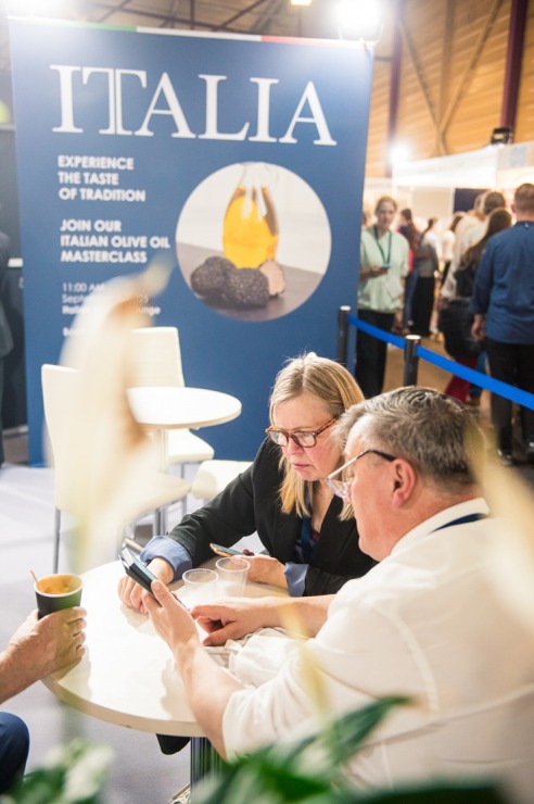 Ķīpsalā norit Baltijas lielākā pārtikas industrijas izstāde «Riga Food 2025», kurai ir jau 30 gadu dzimšanas diena. Foto: Ieva Makare 376397