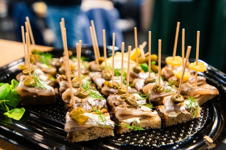 Ķīpsalā norit Baltijas lielākā pārtikas industrijas izstāde «Riga Food 2025», kurai ir jau 30 gadu dzimšanas diena. Foto: Ieva Makare 376403