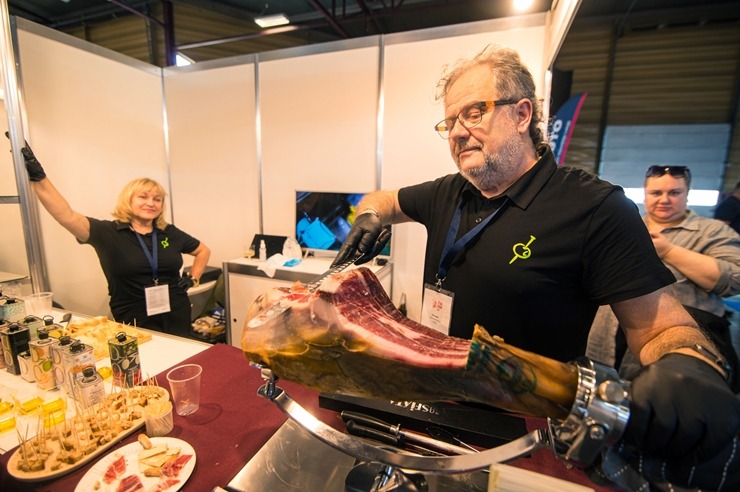 Ķīpsalā norit Baltijas lielākā pārtikas industrijas izstāde «Riga Food 2025», kurai ir jau 30 gadu dzimšanas diena. Foto: Ieva Makare 376410