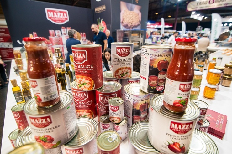 Ķīpsalā norit Baltijas lielākā pārtikas industrijas izstāde «Riga Food 2025», kurai ir jau 30 gadu dzimšanas diena. Foto: Ieva Makare 376417