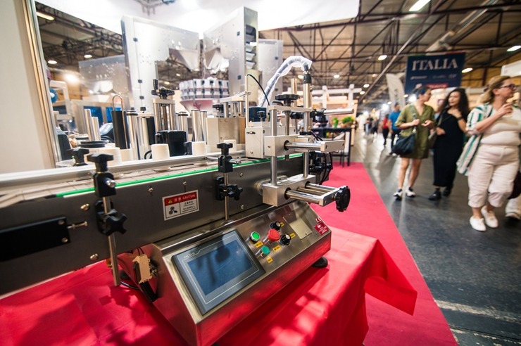 Ķīpsalā norit Baltijas lielākā pārtikas industrijas izstāde «Riga Food 2025», kurai ir jau 30 gadu dzimšanas diena. Foto: Ieva Makare 376420