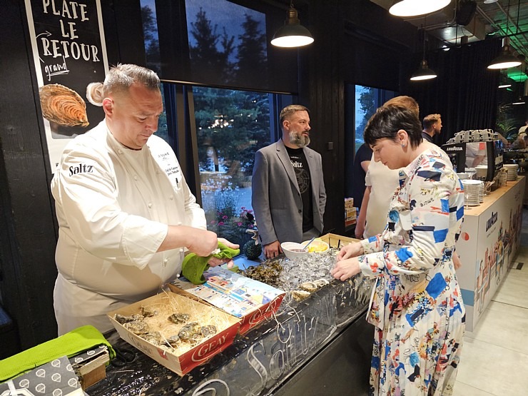«Latvijas gada pavārs 2025» Emīls Skalbergs, restorāns «John - John chefs hall» un «Latvijas pavārzellis 2025» - Rota Gundega Klētniece, restorāns «Fe 376641