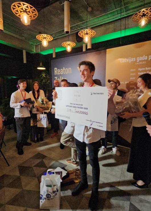 «Latvijas gada pavārs 2025» Emīls Skalbergs, restorāns «John - John chefs hall» un «Latvijas pavārzellis 2025» - Rota Gundega Klētniece, restorāns «Fe 376674