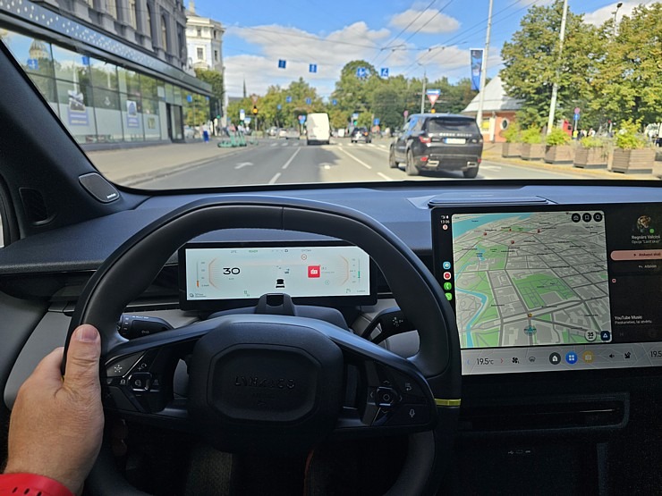 Apceļojam Rīgu ar elektrisko vāģi «Lynk & Co 02» no Ķīnas, ko Latvijā pārstāv «Mūsa Motors Rīga» 376874