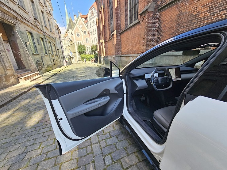 Apceļojam Rīgu ar elektrisko vāģi «Lynk & Co 02» no Ķīnas, ko Latvijā pārstāv «Mūsa Motors Rīga» 376877