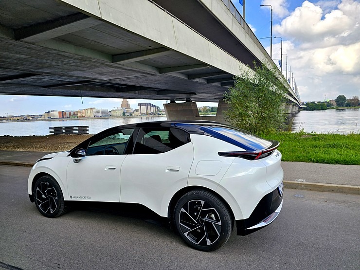 Apceļojam Rīgu ar elektrisko vāģi «Lynk & Co 02» no Ķīnas, ko Latvijā pārstāv «Mūsa Motors Rīga» 376897
